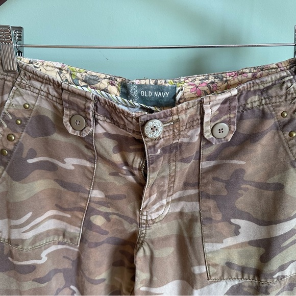 Women’s Old Navy Camouflage Cargo Pants wide leg Distressed 10R - Picture 3 of 16